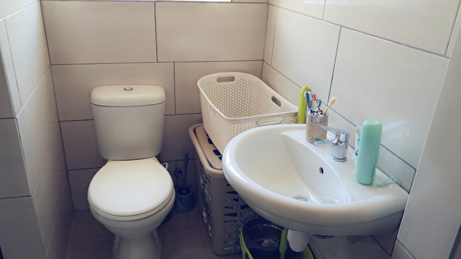 5 Bedroom Property for Sale in Ilitha Park Western Cape